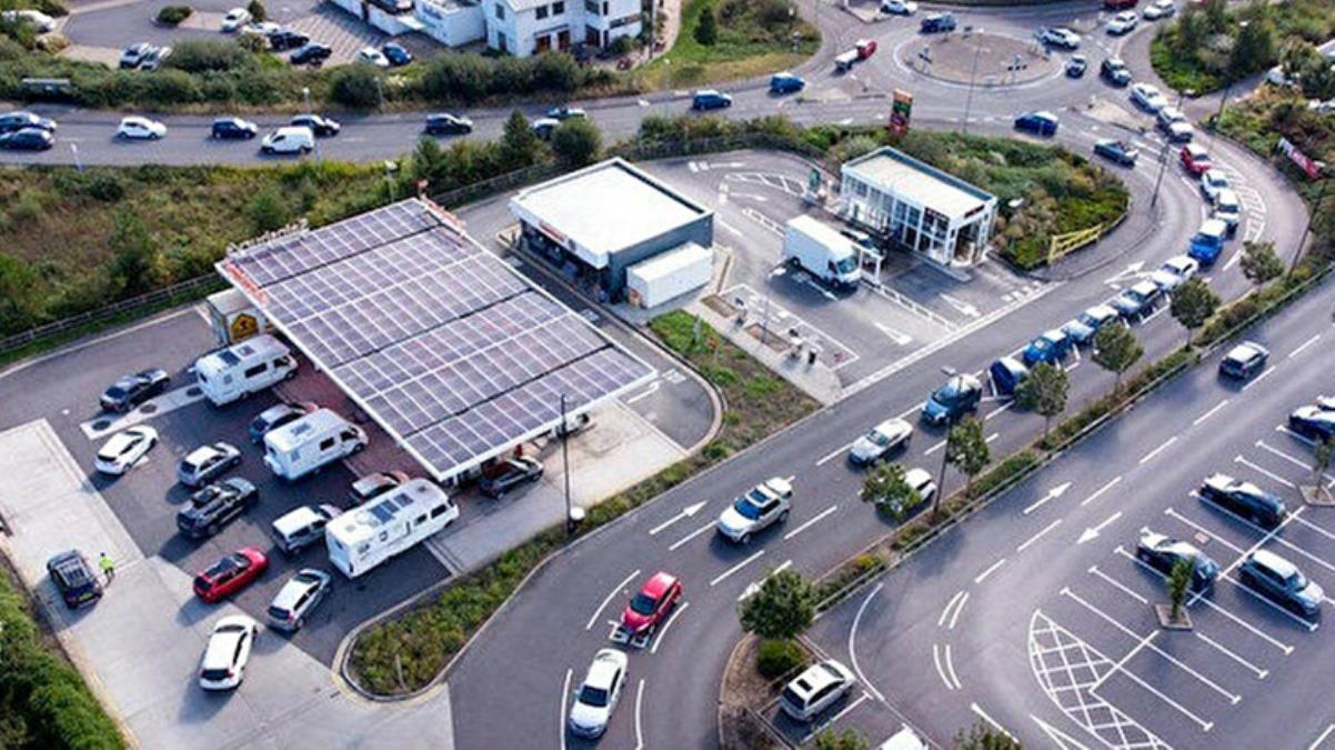 Benzin krizinin yaşandığı İngiltere'de Ulaştırma Bakanı'ndan vatandaşlara "İhtiyacınız kadar alın" çağrısı