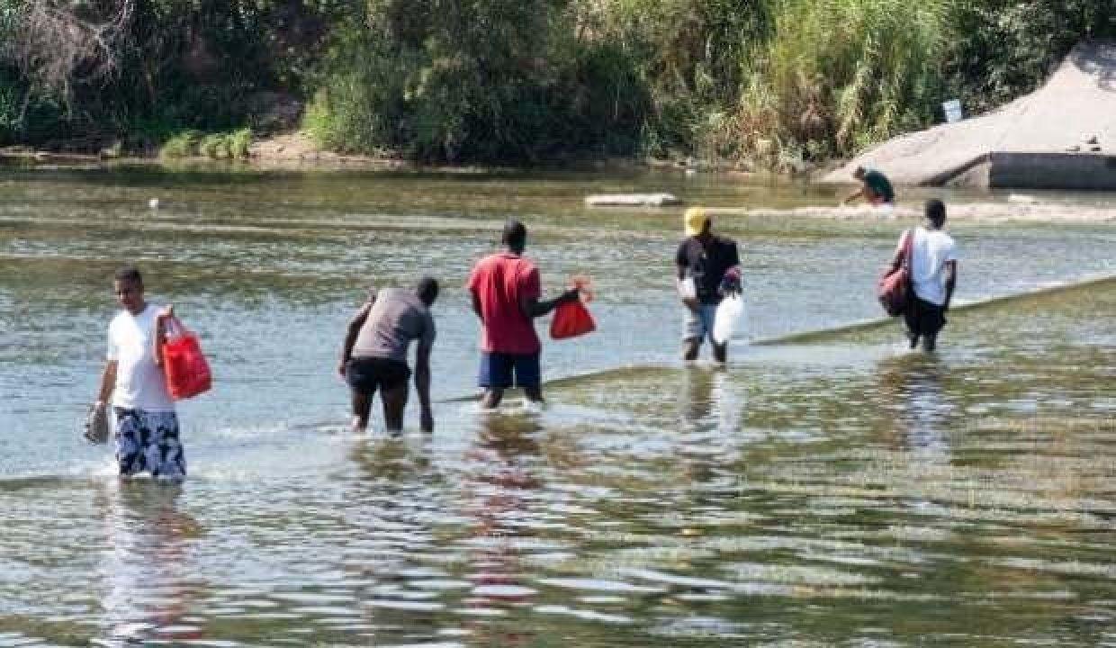 Binlerce yasa dışı göçmen sınırı geçerek ABD&#039;ye girdi