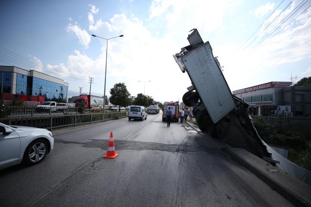 Kontrolden Çıkarak Dereye Uçan Tır'da Yaşam Mücadelesi!