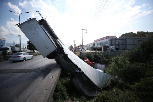 Kontrolden Çıkarak Dereye Uçan Tır'da Yaşam Mücadelesi!