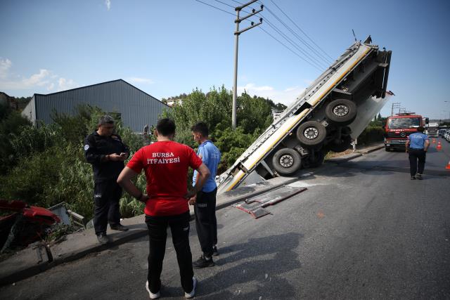 Kontrolden Çıkarak Dereye Uçan Tır'da Yaşam Mücadelesi!