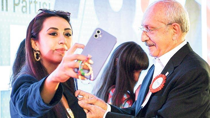 CHP’ye yeni üye olan kadınlara rozetlerini Kılıçdaroğlu taktı