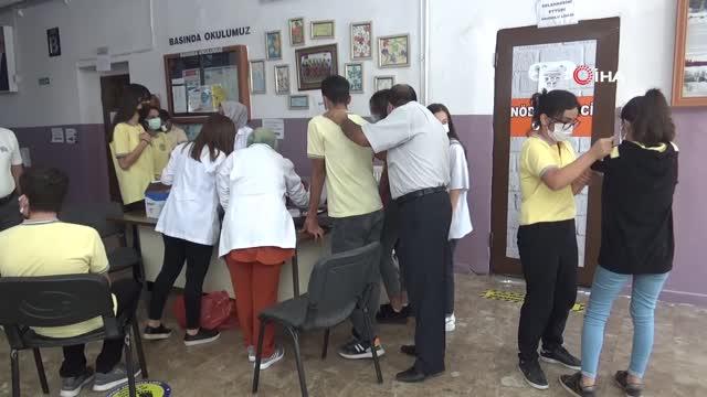 Diyarbakır'da öğrenciler aşı olmak için sıraya girdi