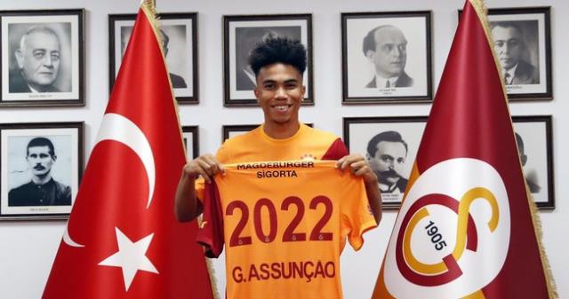 Alex de Souza Galatasaray'a imza atan Gustavo Assunçao'yu tebrik etti