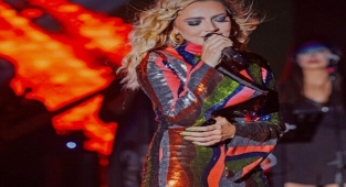 Hadise Kıbrıs konserinde hayranlarına içini döktü