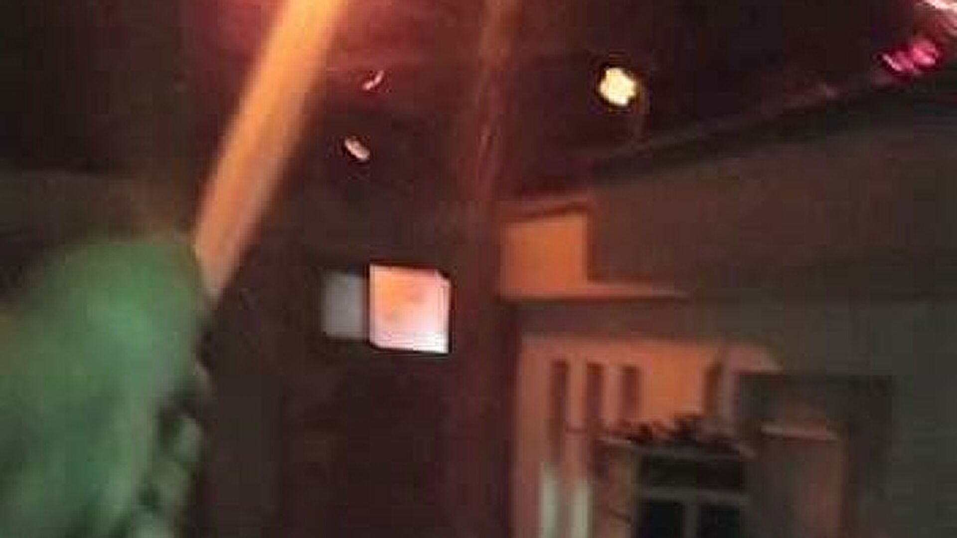 Karşı apartmandaki yangına, balkondan hortumla müdahale etti