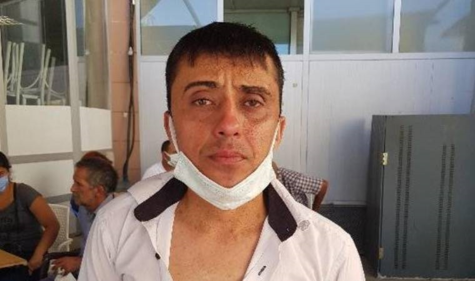 Kaza geçiren aileye yardım etmek isteyen bir kişi, kazazedelerin başına su yerine rakı döktü