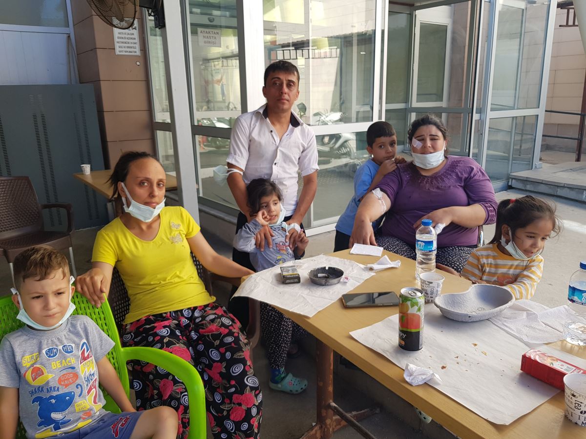 Kaza geçiren aileye yardım etmek isteyen bir kişi, kazazedelerin başına su yerine rakı döktü