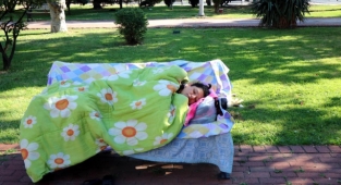 Kimsesiz kadın 3 aydır parkta yatıyor