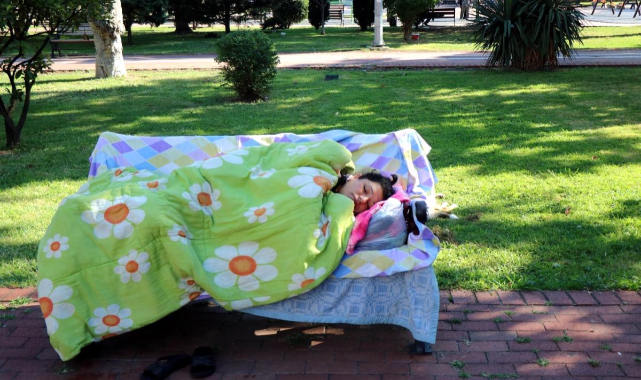 Kimsesiz kadın 3 aydır parkta yatıyor