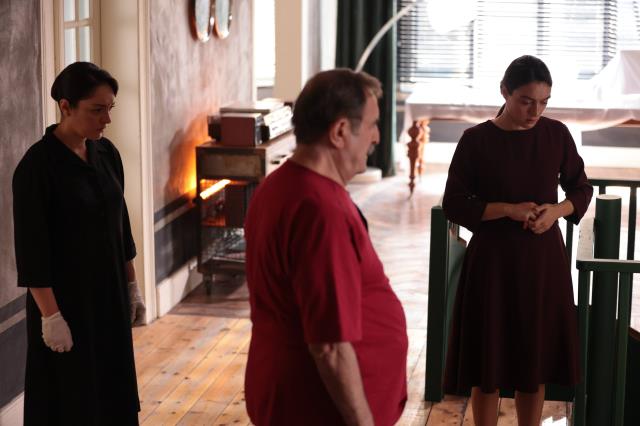 Masumlar Apartmanı'nda fenalaşan Hikmet yere yığılıyor! Usta oyuncu Metin Coşkun diziden ayrılıyor mu?