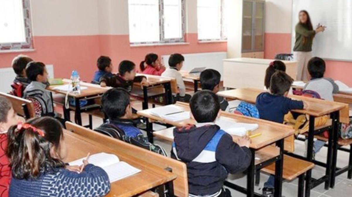 MEB'den 81 ile ders kitabı yazısı: Ekstra kitapların tanıtımı yasaklandı, maddi külfet olacak uygulamalardan kaçınılması istendi