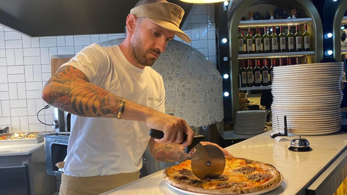 Pizzacı açan dünya şampiyonu milli atlet Ramil Guliyev, hamurun başına geçti
