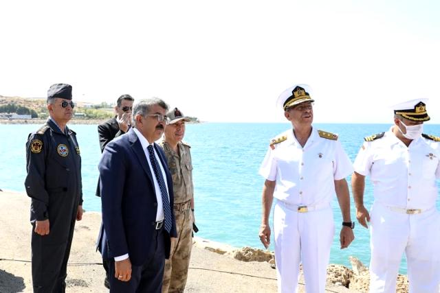 Sahil Güvenlik Komutanı Tümamiral kendir, Van'da