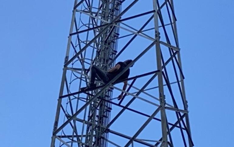 Şoke eden anlar! Direkte uyuyakaldı