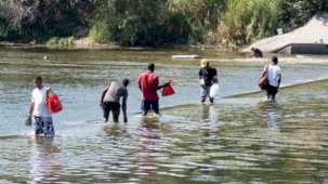Binlerce yasa dışı göçmen sınırı geçerek ABD'ye girdi