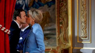 Yeni biyografiye göre Elysee'deki gerçek güç Brigitte: Macron 1.5 saatte bir eşini telefonla arıyor
