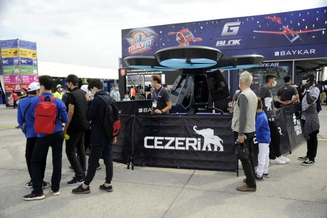 Türkiye'nin ilk uçan arabası Cezeri'ye TEKNOFEST'te yoğun ilgi
