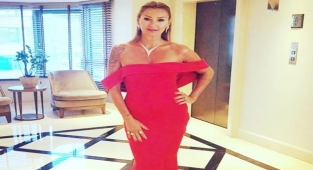 Ünlü oyuncu Pınar Altuğ gecede giydiği kırmızı elbisesine beğeni ve yorum yağdı