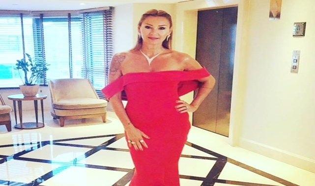 Ünlü oyuncu Pınar Altuğ gecede giydiği kırmızı elbisesine beğeni ve yorum yağdı