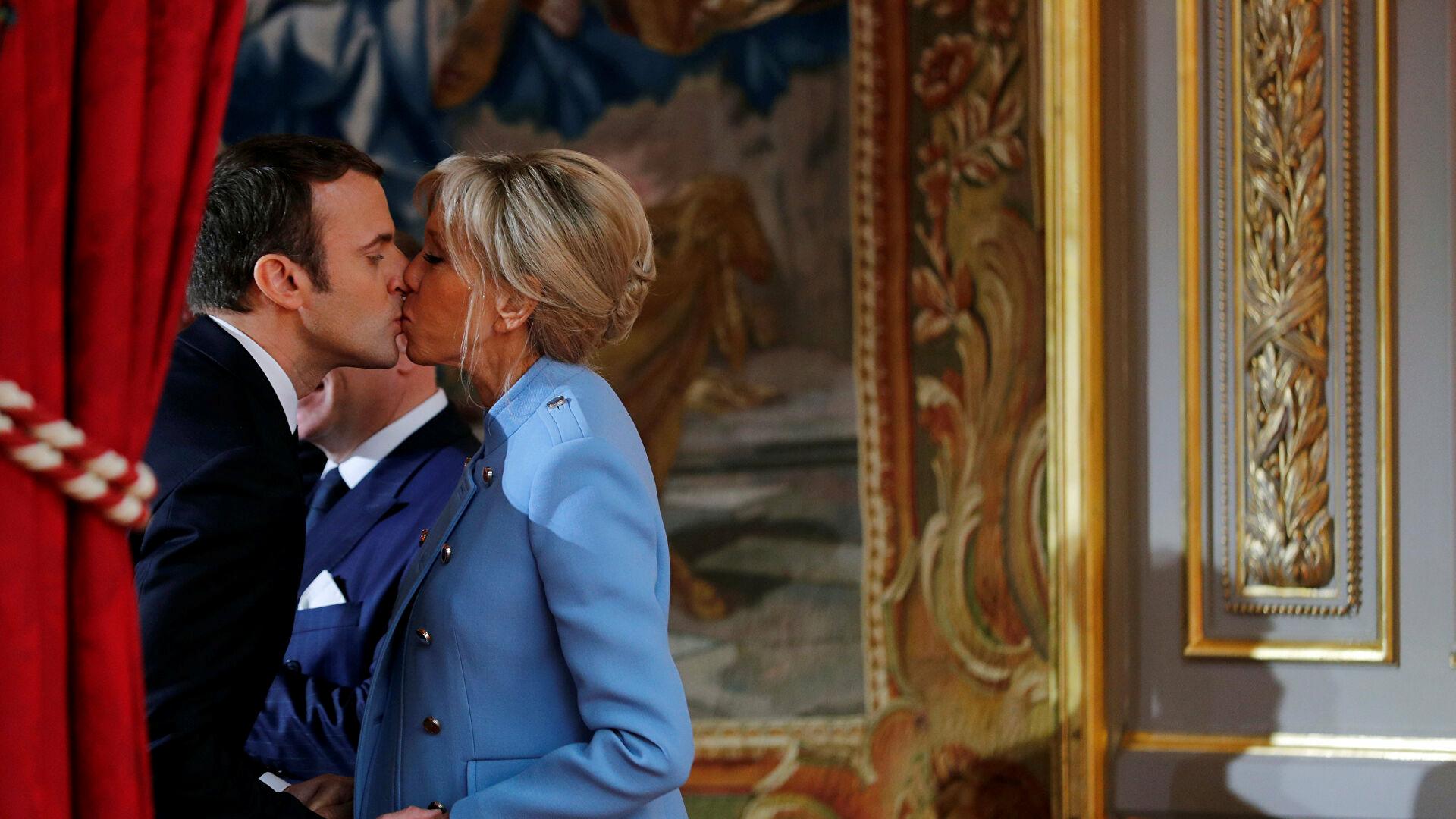 Yeni biyografiye göre Elysee&#039;deki gerçek güç Brigitte: Macron 1.5 saatte bir eşini telefonla arıyor
