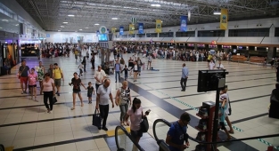 Yürürlüğe girdi Türkiye'den İngiltere'ye gidenlere zorunlu otel karantinası uygulanmayacak