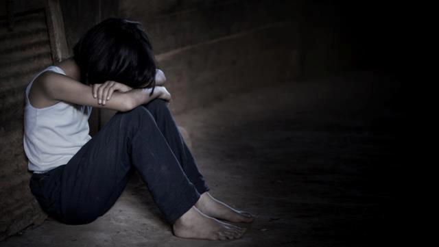 Zalimliğin böylesi! Annesi ölünce yanlarına sığınan çocuğa yavru köpek eti yedirdiler