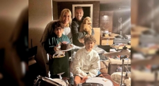 7 Yıl Önce Boşanan Ünlü Çift Örnek Davranışlar Sergilemeye Devam Ediyor!