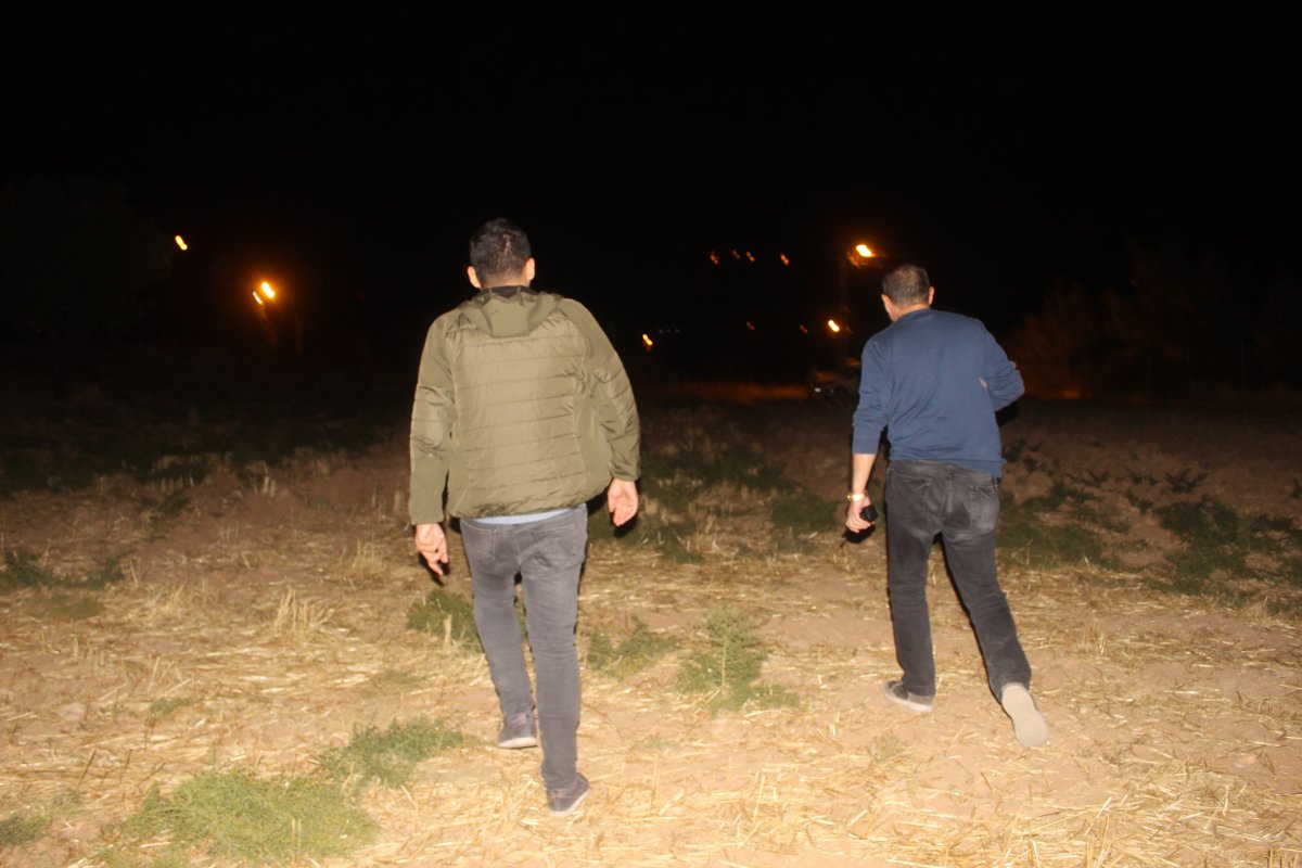 Adıyaman'da polisler ihbar üzerine mezarlıkta arama yaptı