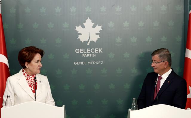 Akşener, Gelecek Partisi Genel Başkanı Davutoğlu'nu ziyaret etti