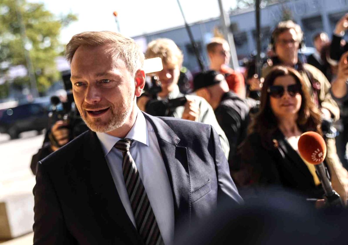 Almanya&#039;da &quot;trafik ışığı koalisyonu&quot; için ilk üçlü görüşme