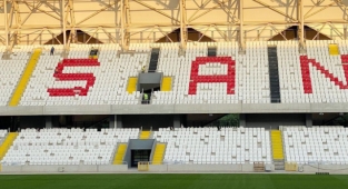 Alsancak Stadı'nda merdivenlere siyah renk ayarı