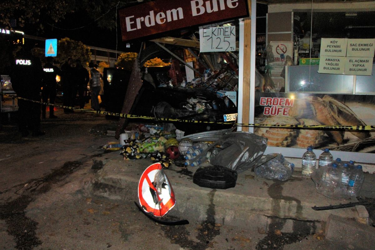 Amasya'da kontrolden çıkan otomobil büfeye daldı