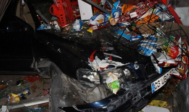 Amasya&#039;da kontrolden çıkan otomobil büfeye daldı