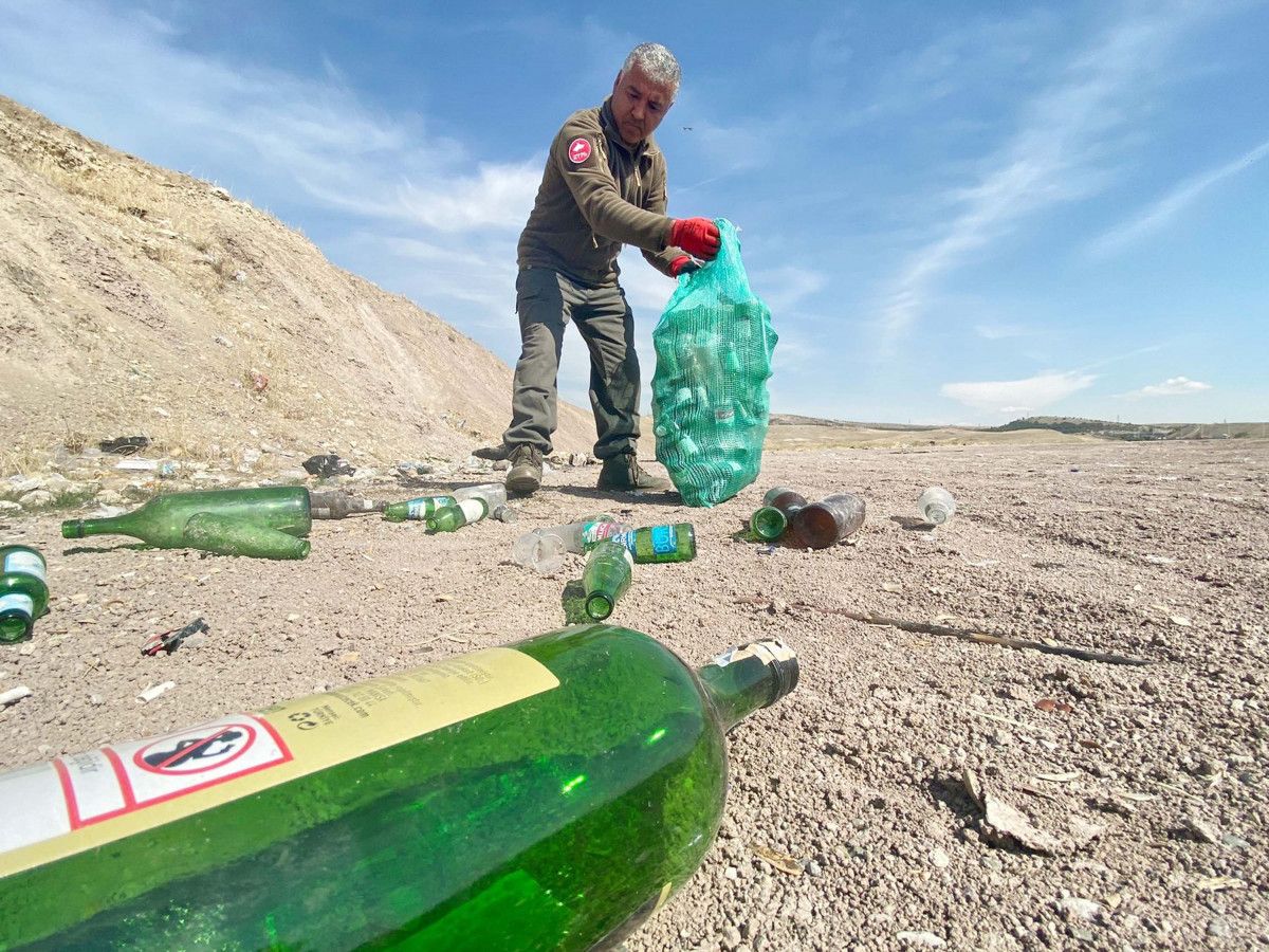 Ankara'da köpeğinin ayağını cam kesen adam, gönüllü şişe topladı