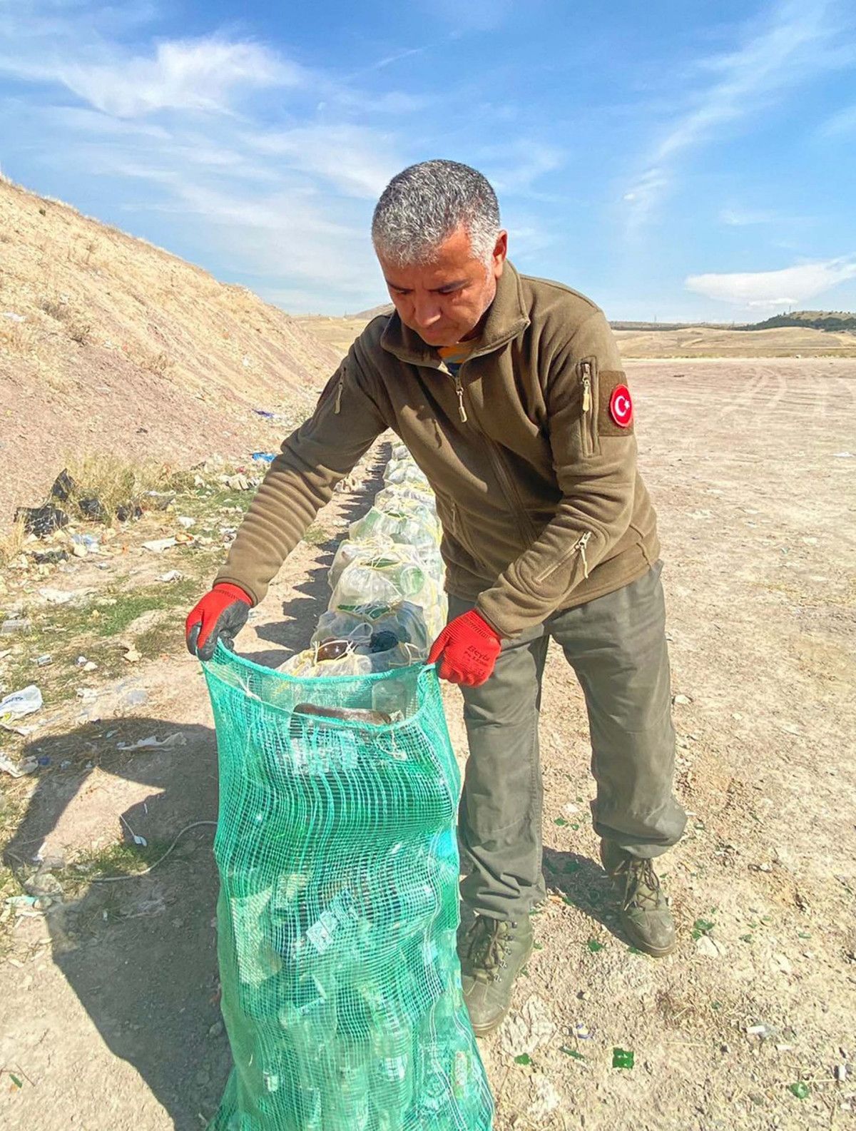 Ankara'da köpeğinin ayağını cam kesen adam, gönüllü şişe topladı