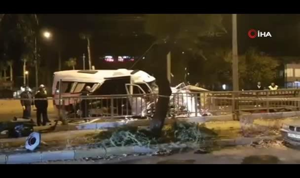 Antalya'da Minibüs Bariyerlere Çarptı! 1 Ölü, 4 Yaralı!