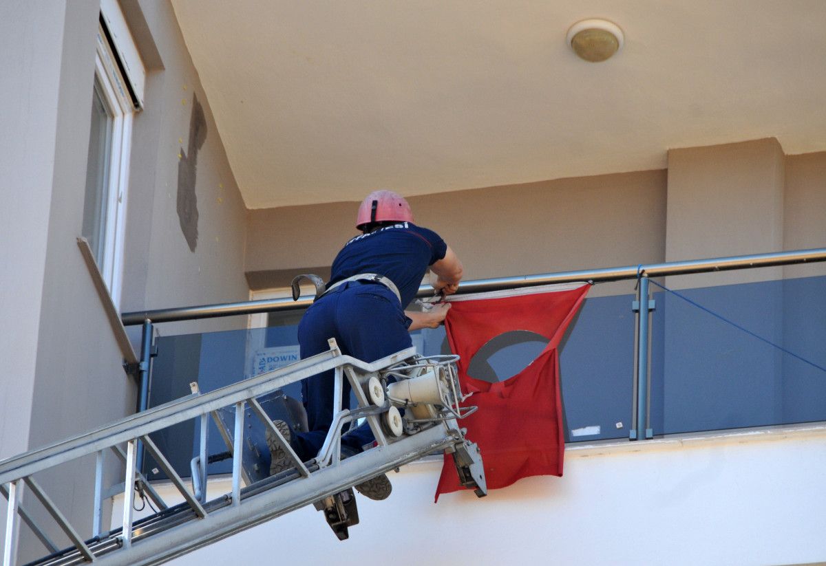 Antalya'da ay ve yıldızı kesilen Türk bayrağı indirildi