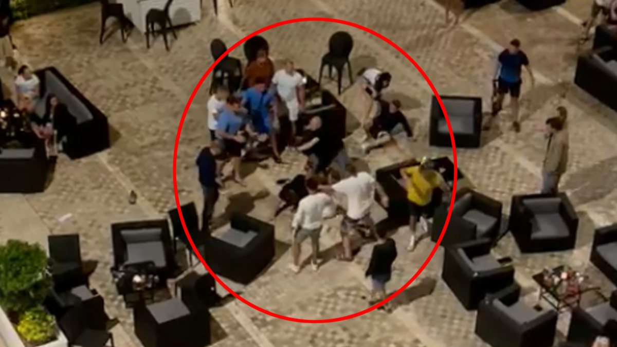 Antalya’da, Rus ve İngiliz turistler arasındaki &#039;kız arkadaşıma baktın&#039; kavgası kamerada