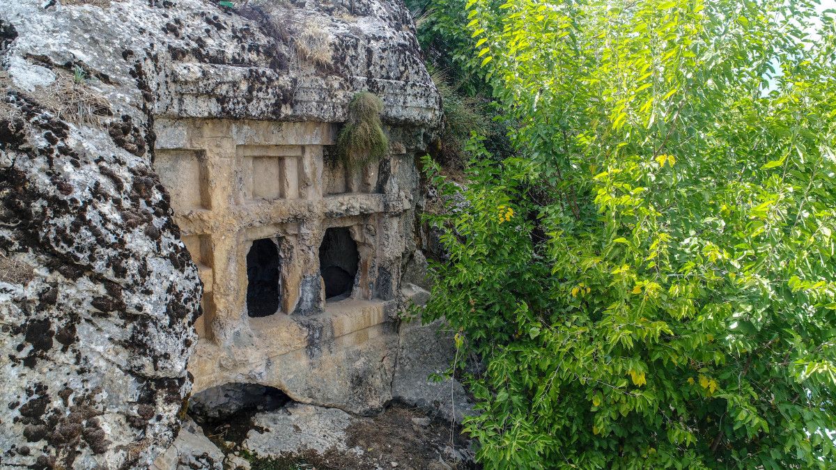 Antalya'daki defineciler, 2 bin 500 yıllık mezarı patlattı