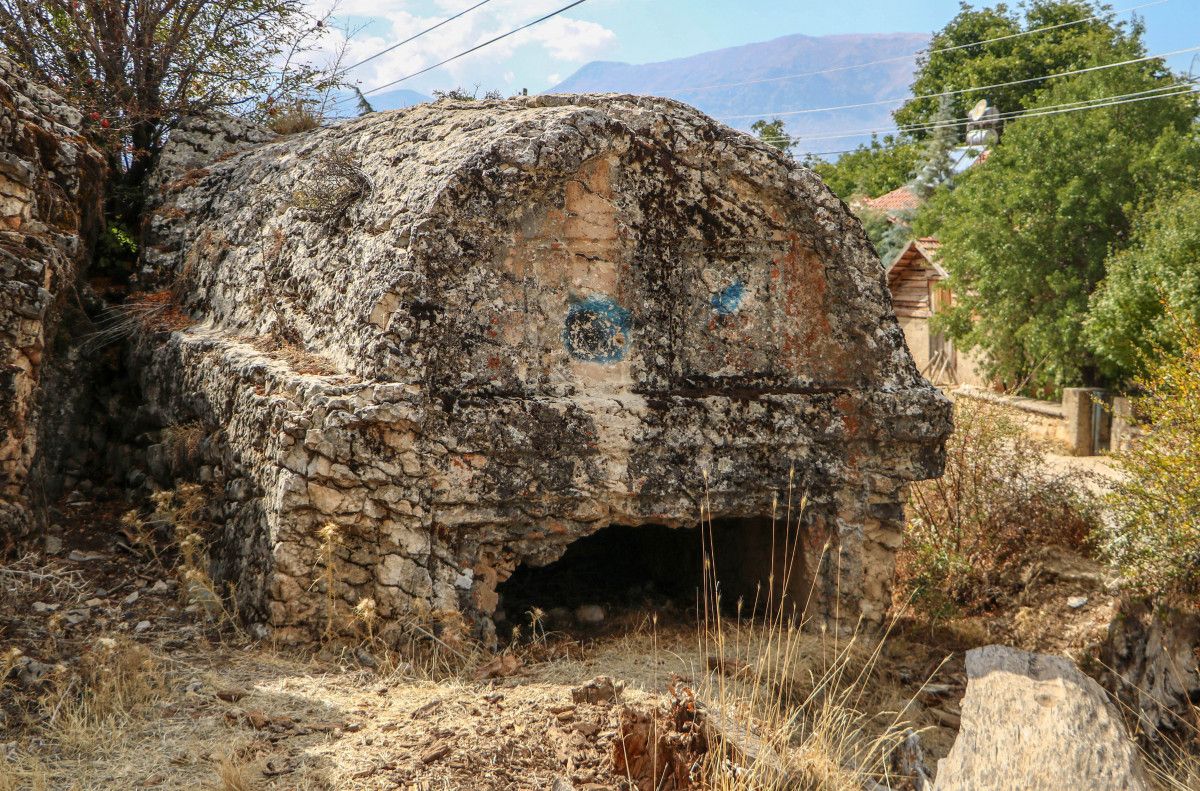Antalya'daki defineciler, 2 bin 500 yıllık mezarı patlattı