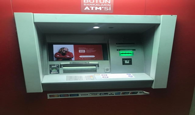 ATM&#039;ye para çekmeye giden vatandaşlar polisin uyarı notuyla karşılaştı