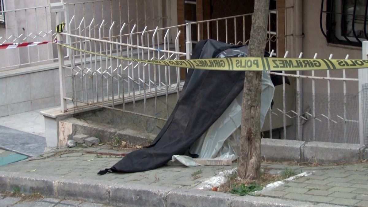 Avcılar’da cam silerken düşüp öldü