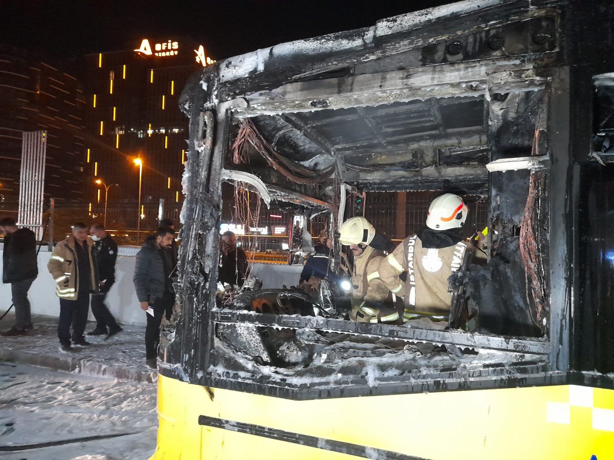 Bahçelievler'de park halindeki İETT otobüsü alev aldı