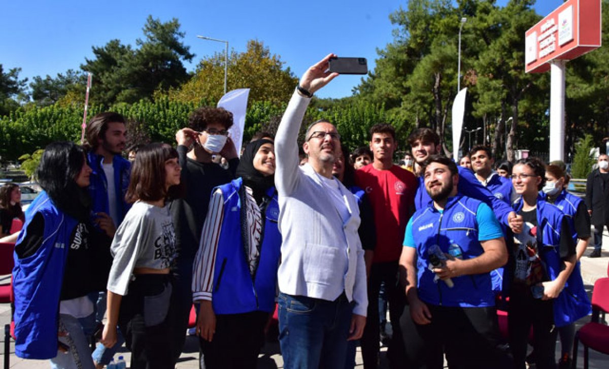 Bakan Kasapoğlu, yangın söndürme çalışmalarına katılan gençlere teşekkür etti