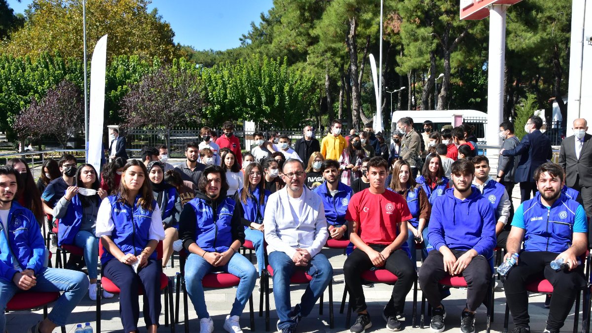 Bakan Kasapoğlu, yangın söndürme çalışmalarına katılan gençlere teşekkür etti