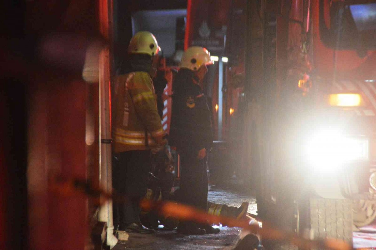 Bayrampaşa'da iş yeri alev alev yandı