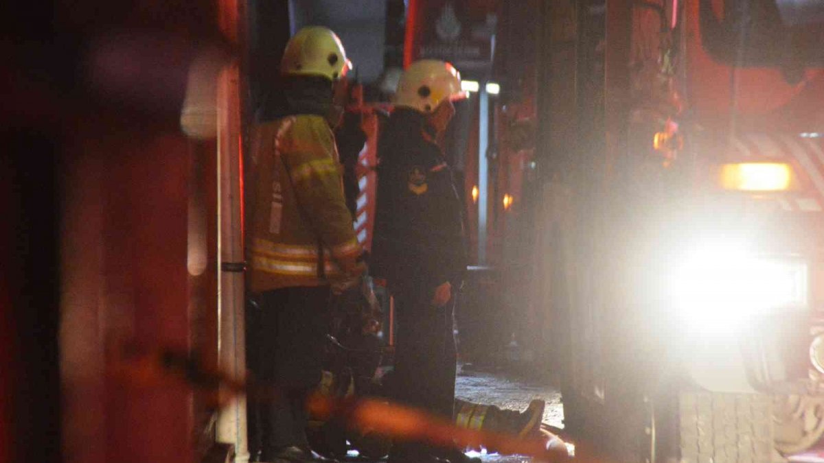 Bayrampaşa&#039;da iş yeri alev alev yandı