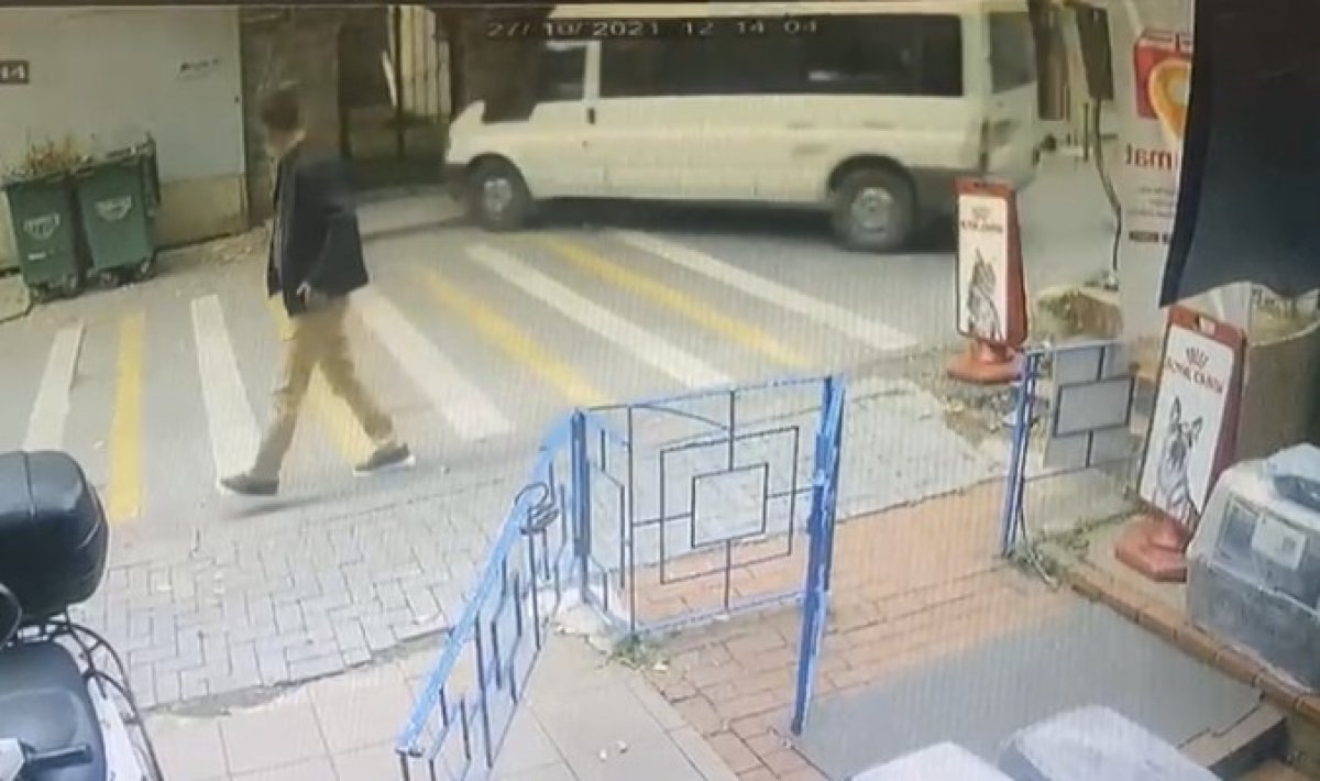 Bebek'te servis minibüsü doğalgaz kutusuna çarptı