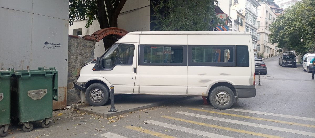 Bebek'te servis minibüsü doğalgaz kutusuna çarptı